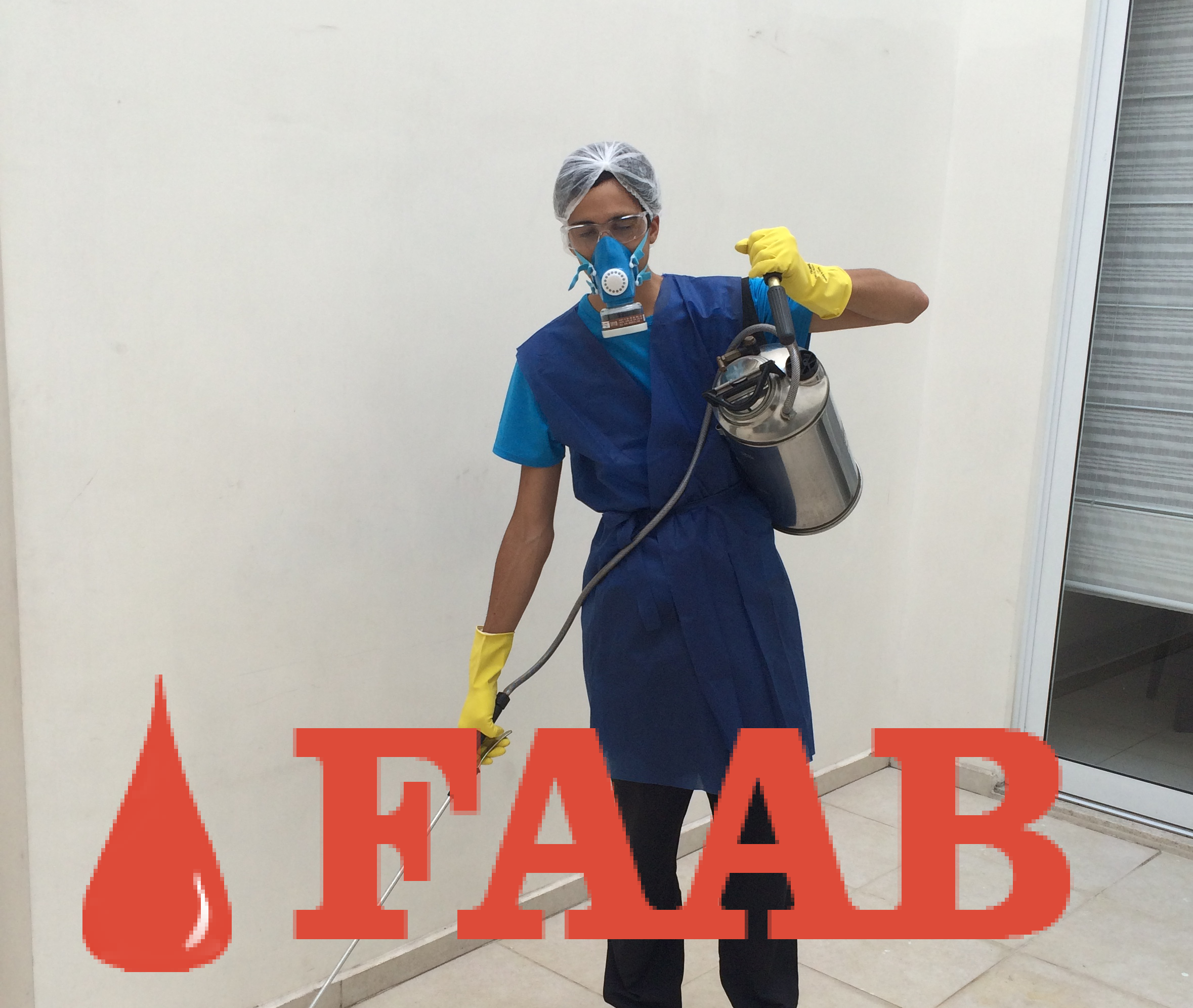 Técnico realizando desinsetização profissional em condomínio