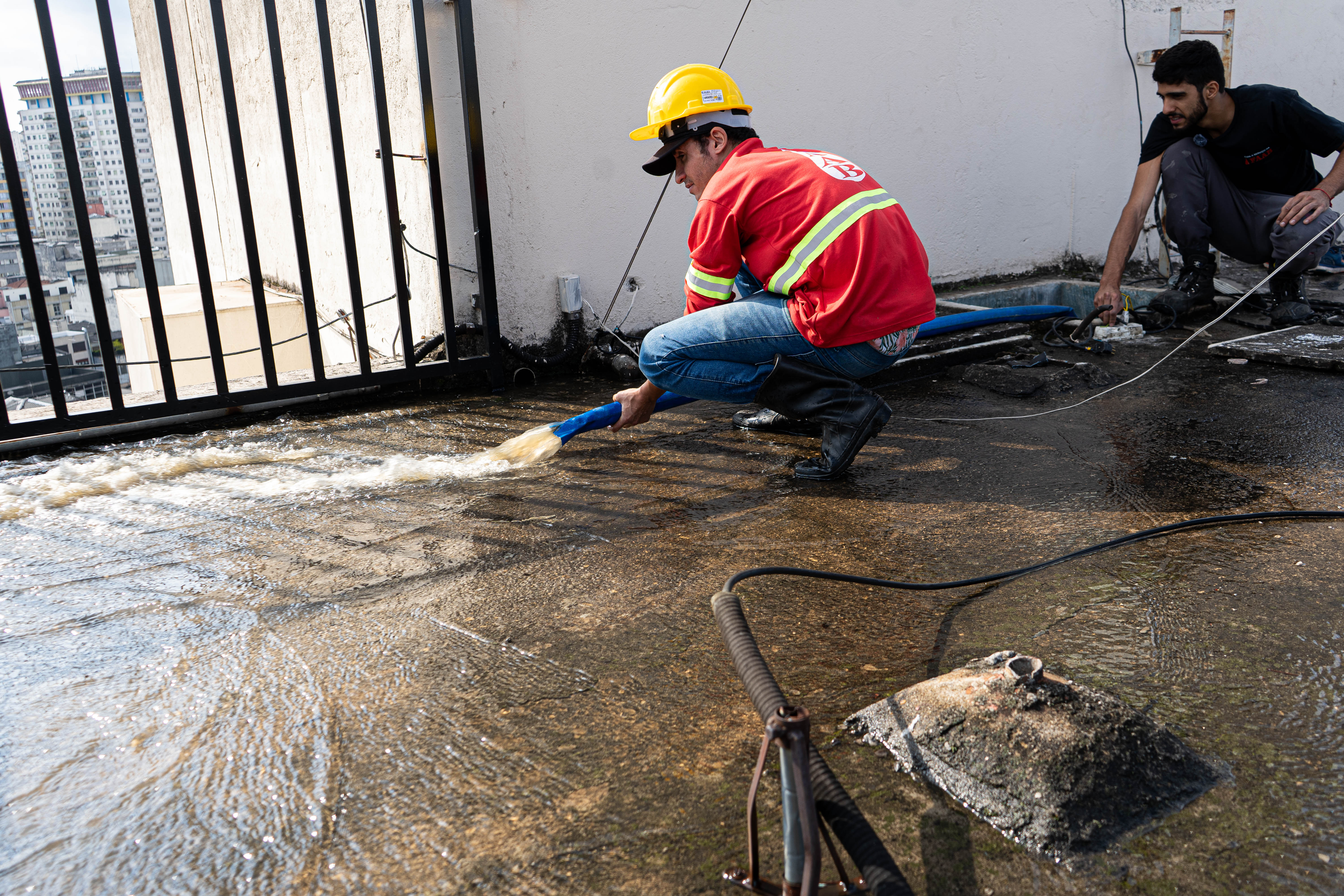 Técnico FAAB realizando limpeza de reservatório de grande porte