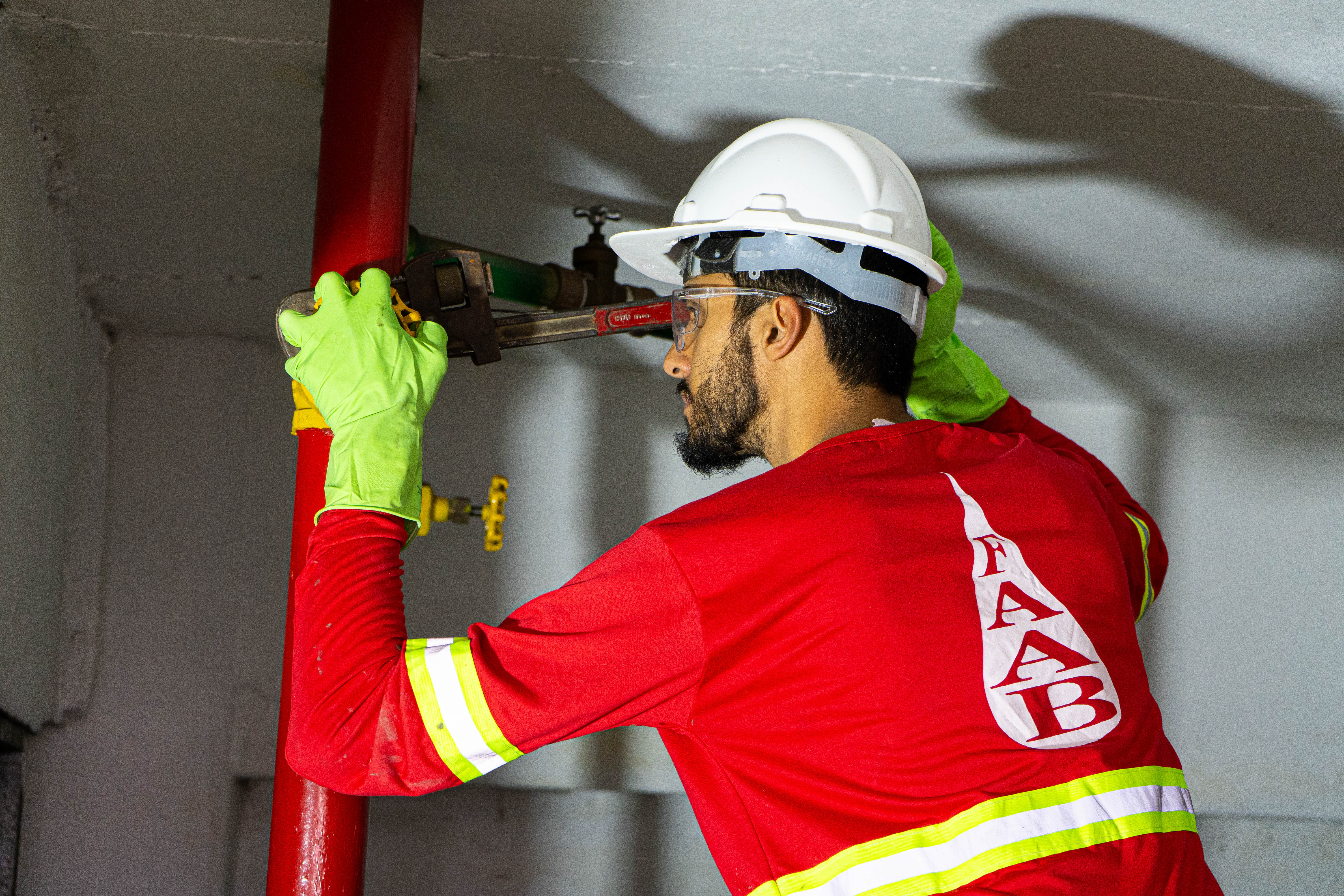Técnico FAAB realizando limpeza de reservatório de grande porte
